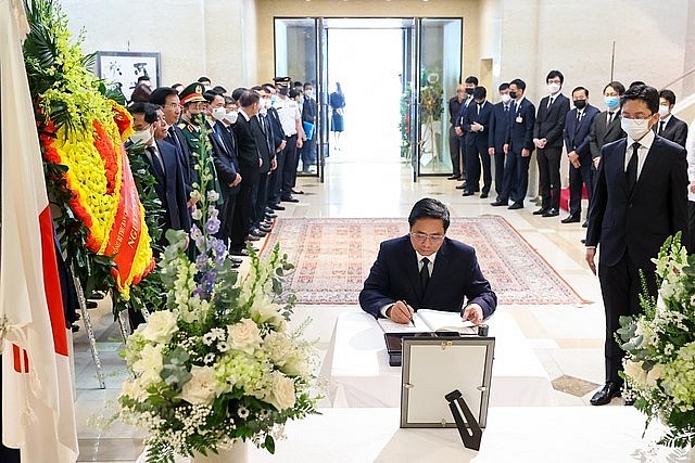 Prime Minister Pham Minh Chinh signs a condolence book at the Embassy of Japan, Ha Noi, Monday, July 11, 2022. Photo: VGP