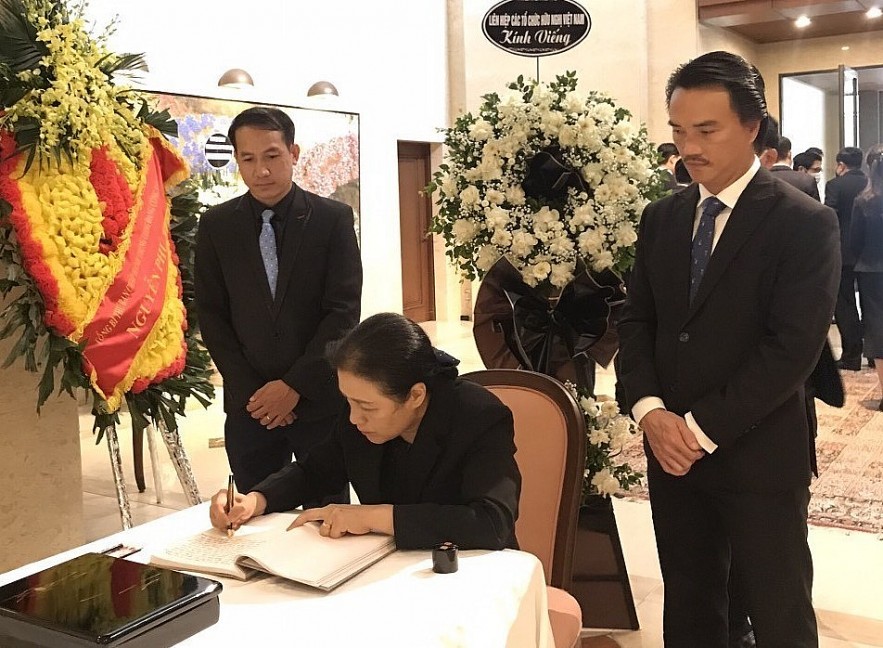 Ambassador Nguyen Phuong Nga wrote in the memorial book for former Japanese Prime Minister Shinzo Abe, on the morning of July 11 (Photo: VUFO).