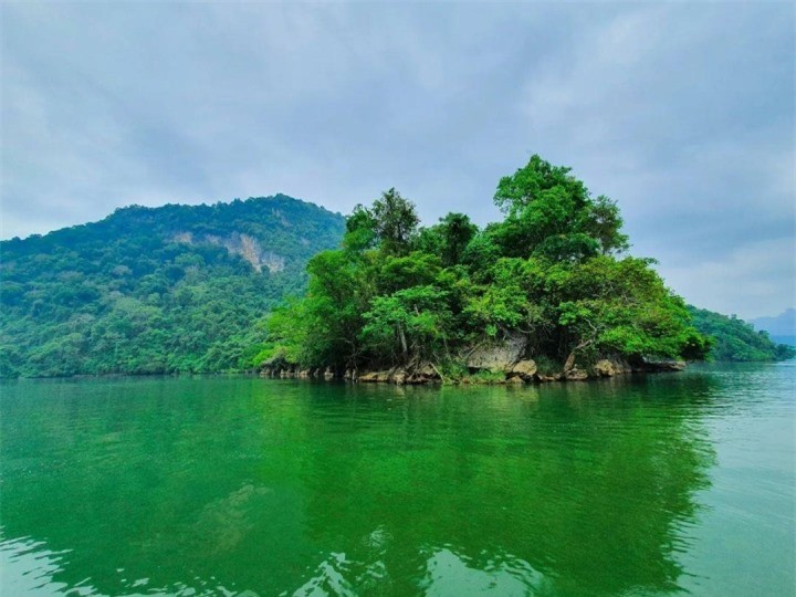 Jump into the Largest Freshwater Lake in Vietnam