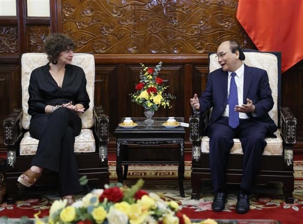 President Nguyen Xuan Phuc (R) and Dutch Ambassador Elsbeth Akkermann at the meeting in Hanoi on July 12 (Photo: VNA)