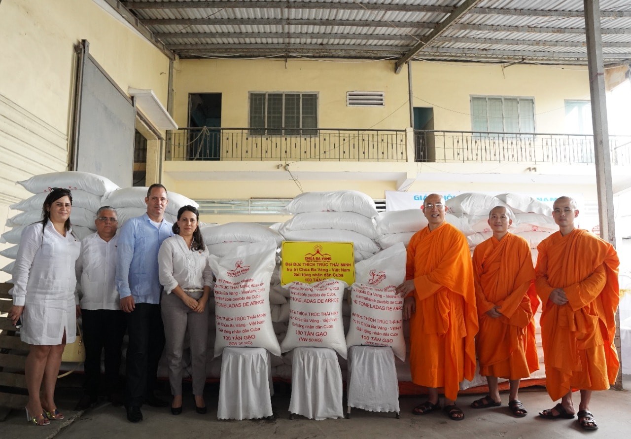 vietnamese pagoda donates 100 tons of rice to cuba
