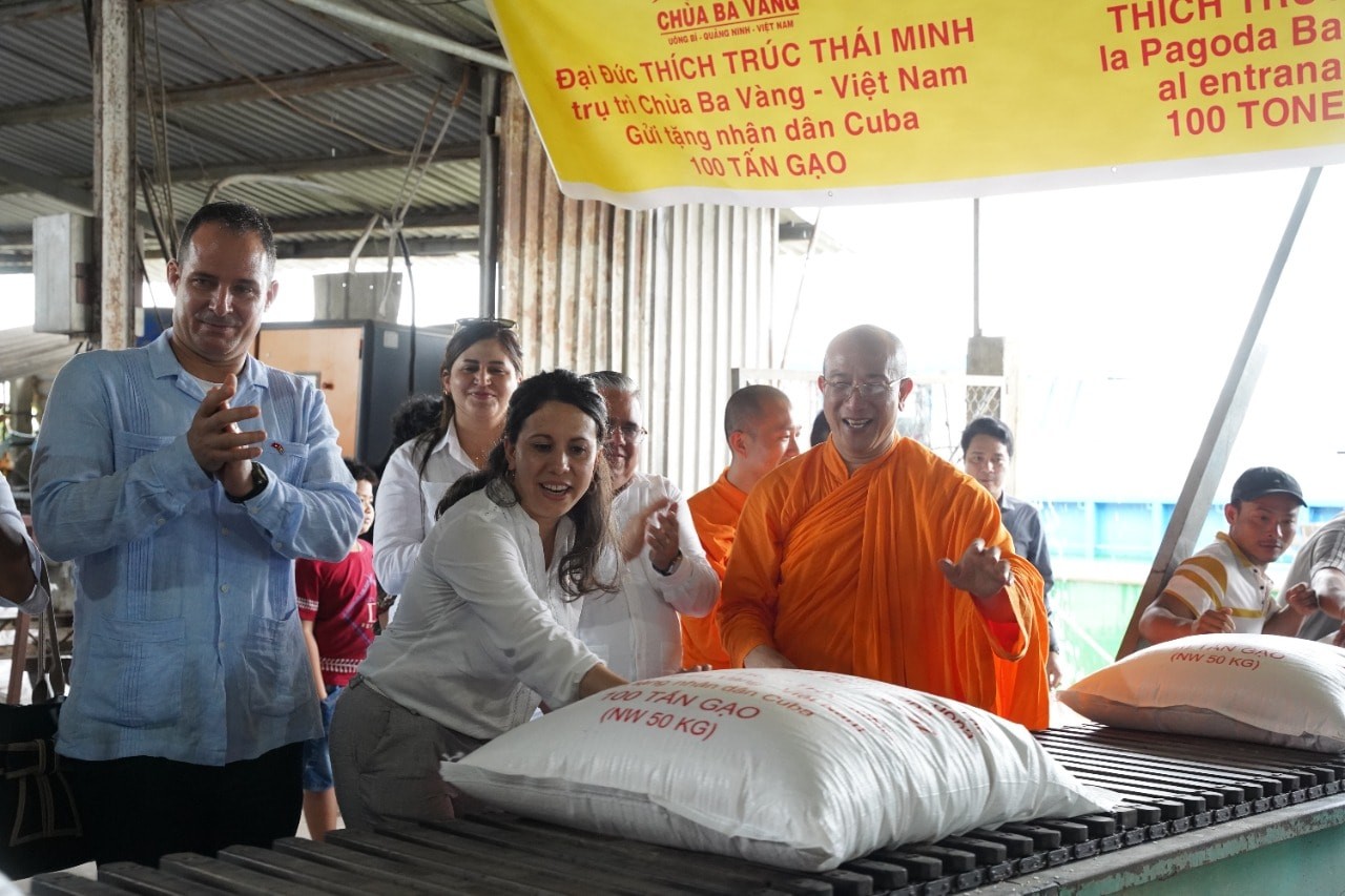 Vietnamese Pagoda Donates 100 Tons of Rice to Cuba