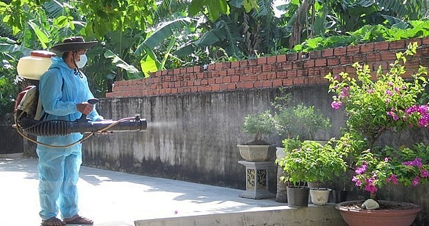 Spraying chemicals to kill mosquito larvae. Photo: VNA