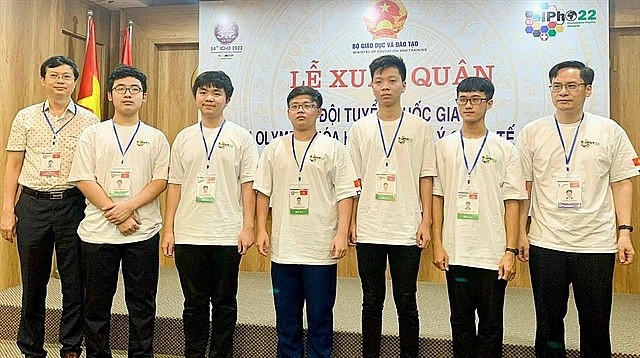 The five high school students of the Việt Nam National Team participating in the 2022 International Physics Olympiad (IPhO 2022). Photo: VNS