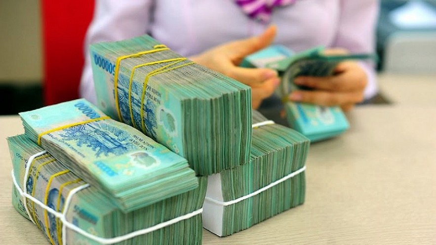 Unlike many countries in the world that raise interest rates to rein in inflation, Vietnam moves to keep the rates unchanged to support the economic recovery program. Photo: VOV