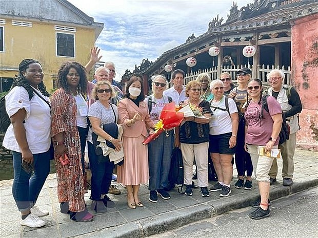 A group of American tourists visit the ancient town of Hoi An in central Quang Nam province. Illustration. Photo: VNA