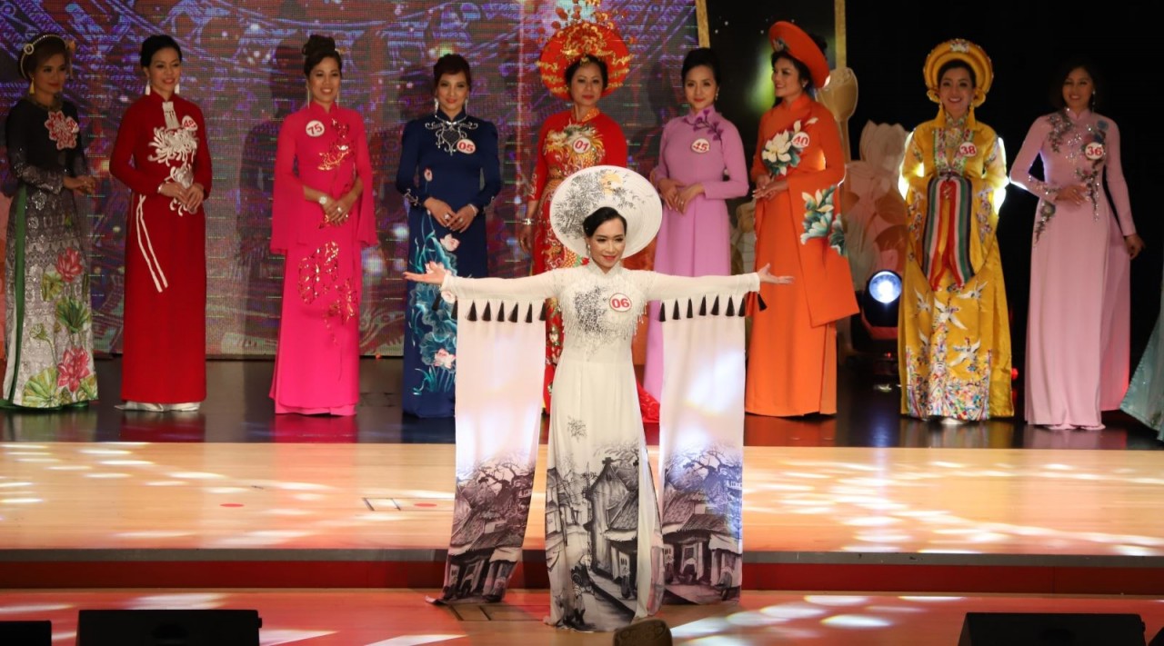 Vietnamese Ao Dai Stuns European Audiences