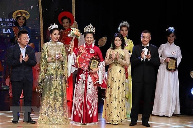 Vietnamese Ao Dai Stuns European Audiences