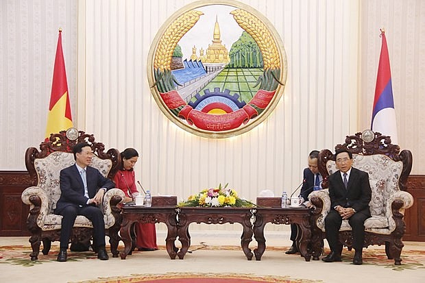 Vo Van Thuong (left) is hosted by Prime Minister Phankham Viphavanh. (Photo: VNA)