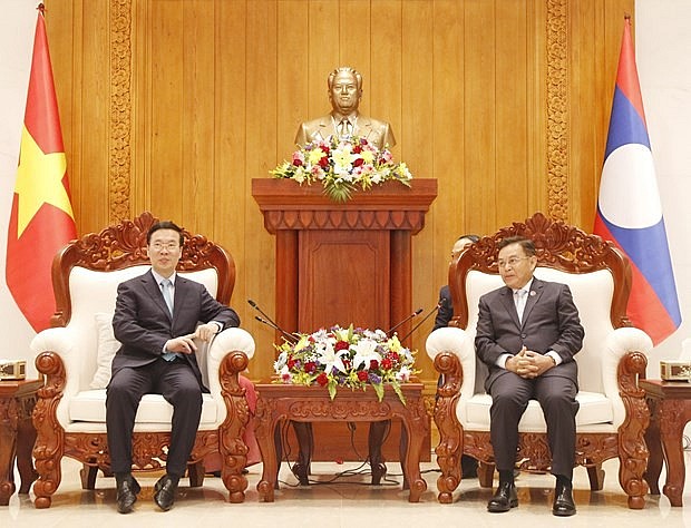 Vo Van Thuong (left) pays a courtesy call to President of the Lao National Assembly Xaysomphone Phomvihane. (Photo: VNA)