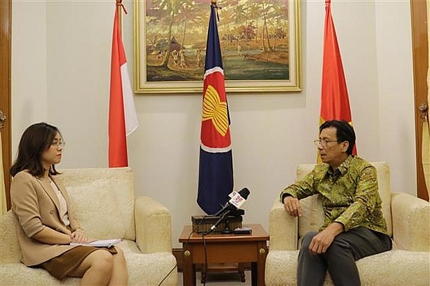 Vietnamese Ambassador to Indonesia (right) at an interview with Vietnam News Agency resident correspondent in Jakarta. (Photo: VNA)
