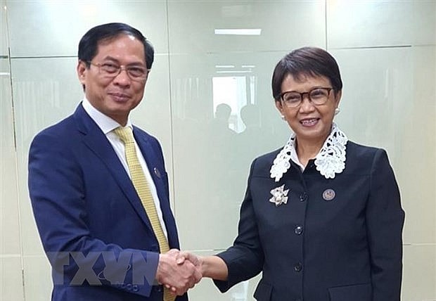 Foreign Minister Bui Thanh Son (L) meets Indonesian FM Retno Marsudi. (Photo: VNA)