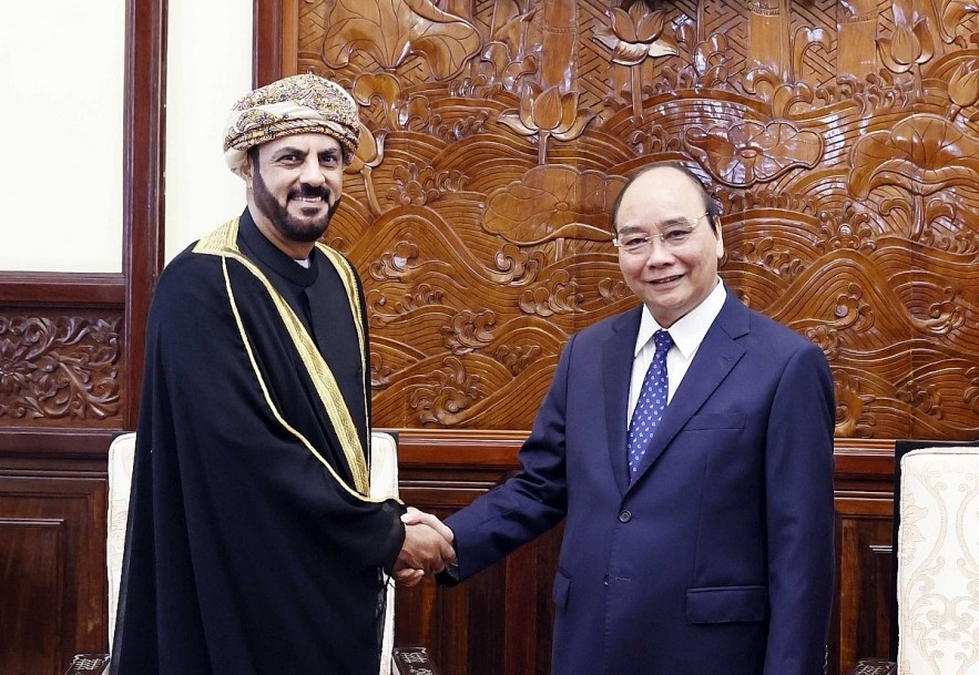 State President Nguyen Xuan Phuc (R) receives Ambassador of Oman Saleh Mohamed Ahmed Al Saqri.