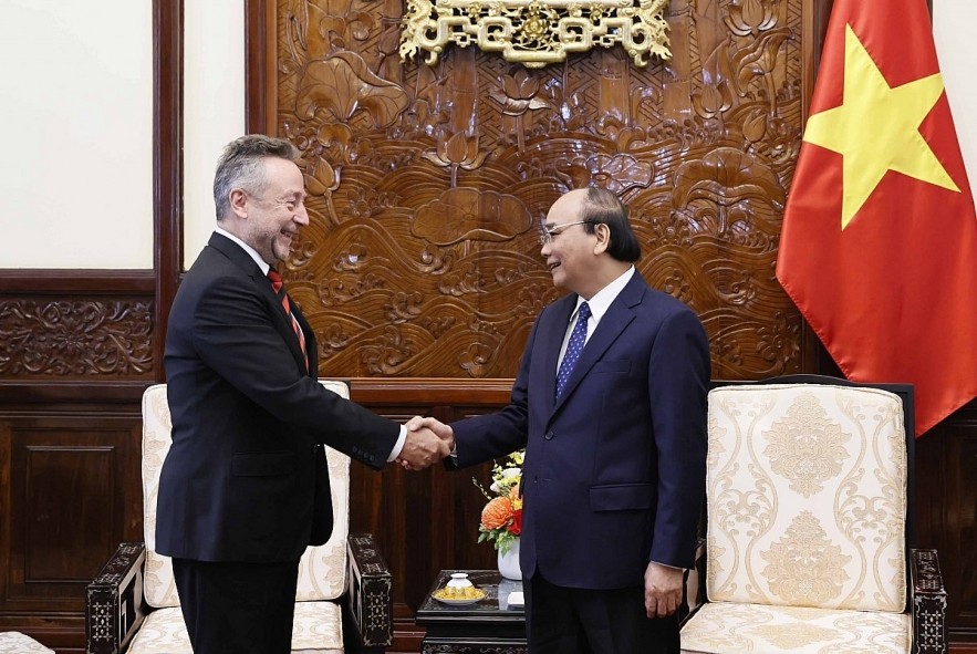 Outgoing Ambassador of the Czech Republic Vitezslav Grepl (L) bids farewell to President Nguyen Xuan Phuc.