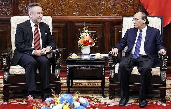 President Nguyen Xuan Phuc (R) hosts Czech Ambassador Vitezslav Grepl (Photo: VNA)