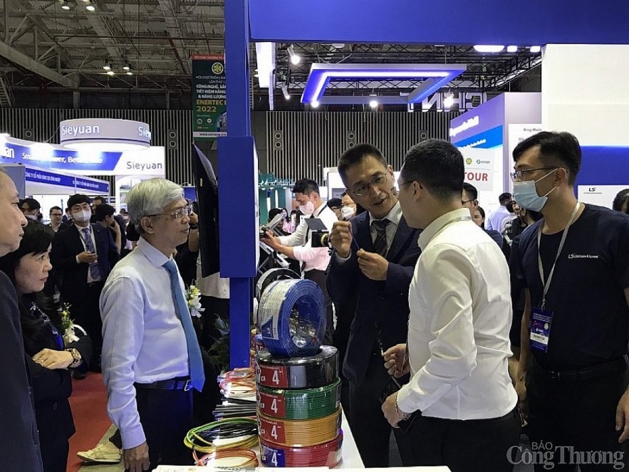 Representatives of businesses introduce their products at the expos. Photo: congthuong.vn