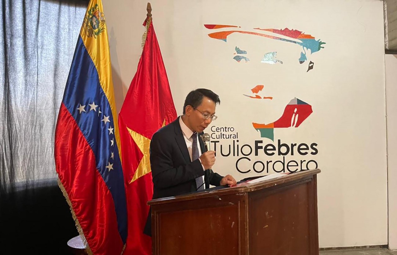 Vietnamese Ambassador to Venezuela Le Viet Duyen speaks at the opening ceremony. Source: baoquocte.vn