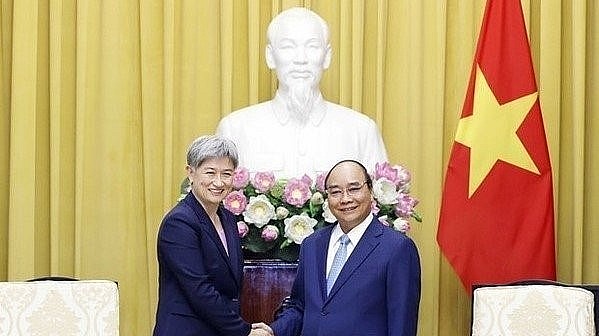 President Nguyen Xuan Phuc (R) welcomes Australian Foreign Minister Penny Wong (Photo: VNA)