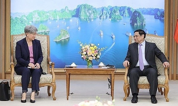 Prime Minister Pham Minh Chinh (R) receives Australian Foreign Minister Penny Wong (Photo: VNA)