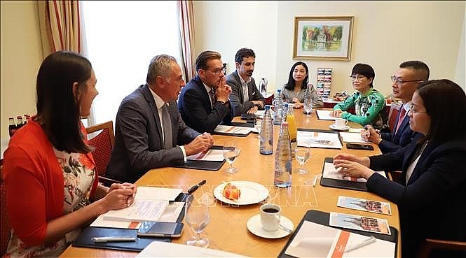 Vietnamese Ambassador to Germany Vu Qung MInh meets leaders of the German city of Wernigerode. (Photo: VNA)