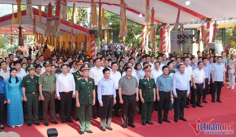 Top Leader Commemorates Martyrs in Vietnam-Laos International Fallen Soldiers’ Cemetery
