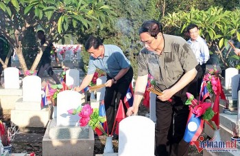 Top Leader Commemorates Martyrs in Vietnam-Laos International Fallen Soldiers’ Cemetery