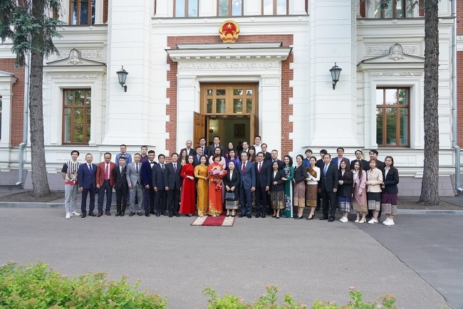 Vietnam, Laos Continue to Cultivate Special Relationship