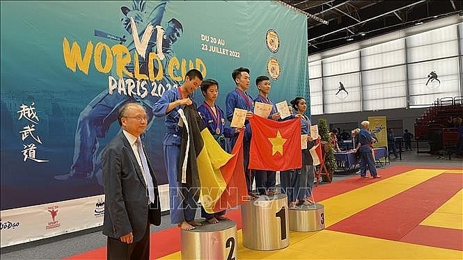 Vietnamese Ambassador to France Dinh Toan Thang presents medals to the winners.