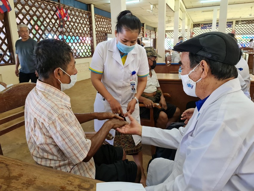 vietnamese doctors treat laotians