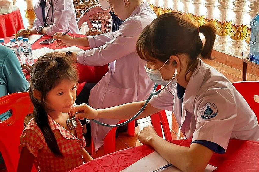 Vietnamese Doctors Treat Laotians