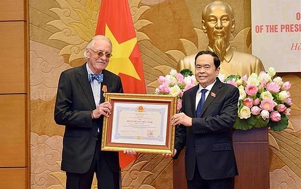 Permanent Vice Chairman of the National Assembly Tran Thanh Man (R) presents Friendship Order to former Secretary General of the Inter-Parliamentary Union Anders Johnsson (Photo: VNA)