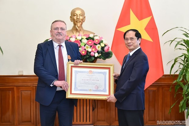  Minister of Foreign Affairs Bui Thanh Son (R) hands over the Friendship Order to Hungarian Ambassador Ory Csaba on July 27. Source: Ministry of Foreign Affairs