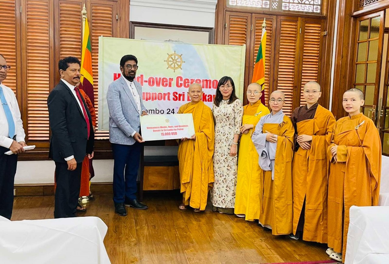 Vietnamese Buddhist monks and nuns who are pursuing their higher studies in Sri Lanka donate USD 15,000 for the purchase of medicines for the needy. Source: Embassy of Sri Lanka in Vietnam