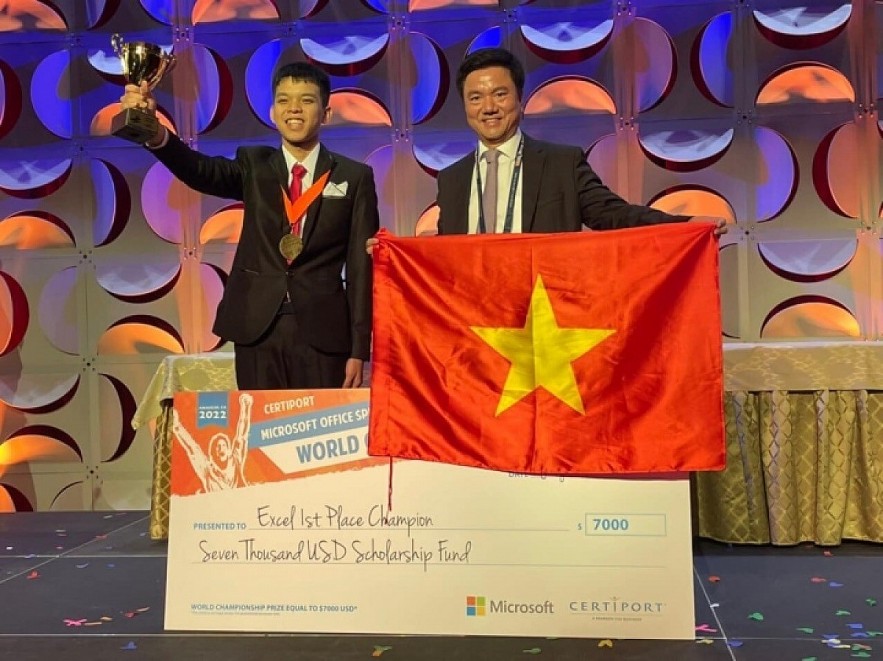 Nguyen Duy Phong wins a gold medal at the 2022 Microsoft Office Specialist World Championship. Photo: VOV