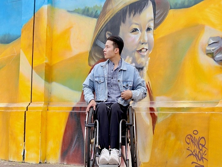 Strong-spirited Man Journeys Across Vietnam in a Wheelchair