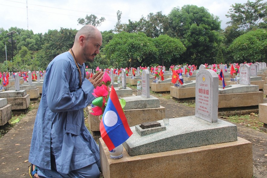 Daniel has come to meditate in front of many graves.