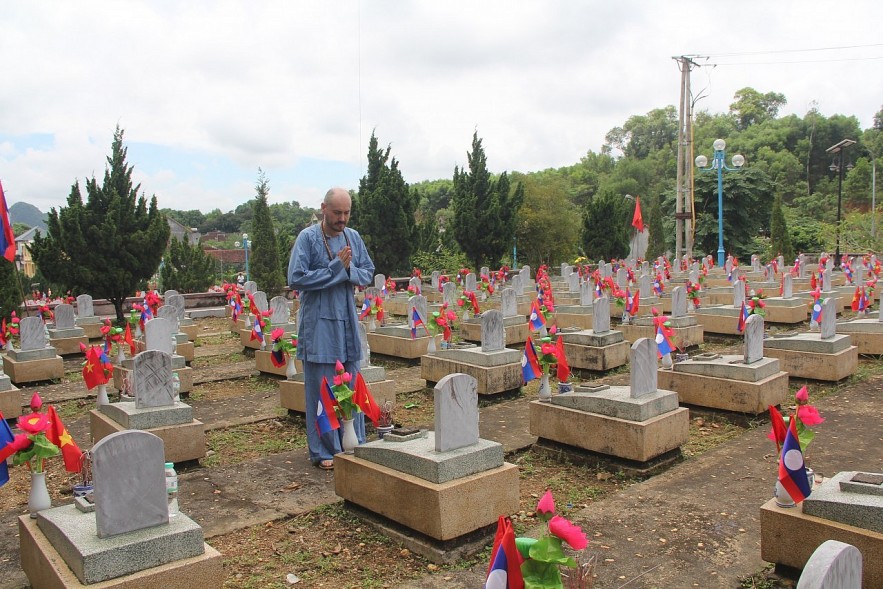 Daniel was really touched by thousands of graves of martyrs at Vietnam - Laos International Cemetery (Anh Son, Nghe An).