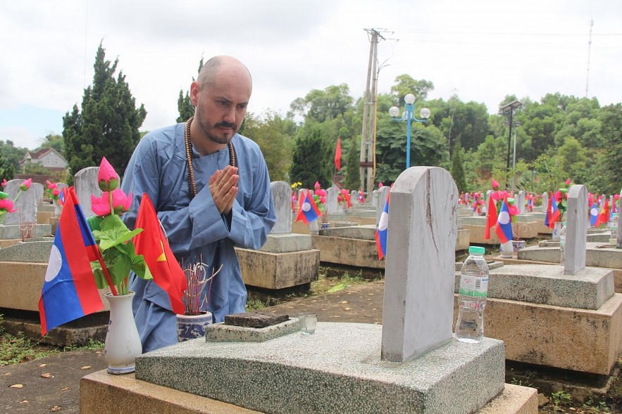 Daniel next to the graves of martyrs at the Vietnam - Laos international martyrs cemetery (Anh Son, Nghe An).