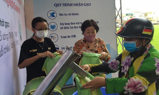 Vietnam Impresses International Friends with Covid Coexistence Culture