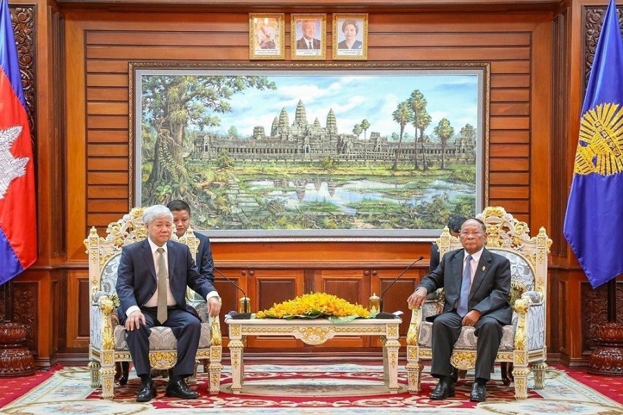 At the working session with the President of the National Assembly and Chairman of the National Council of the Solidarity Front for Development of the Cambodian Motherland Samdech Heng Samrin