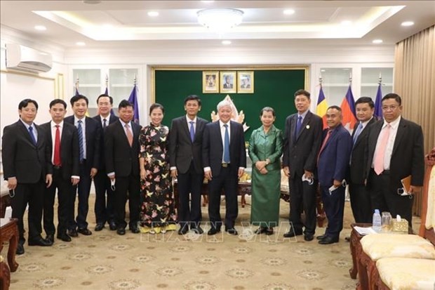 President of the VFF Central Committee Do Van Chien (eighth from left), Deputy Prime Minister, Vice Chairwoman of the Cambodian Front’s National Council and Chairwoman of the Cambodia - Vietnam Friendship Association Men Sam An (fifth from right), and other officials at their meeting in Phnom Penh. Photo: VNA