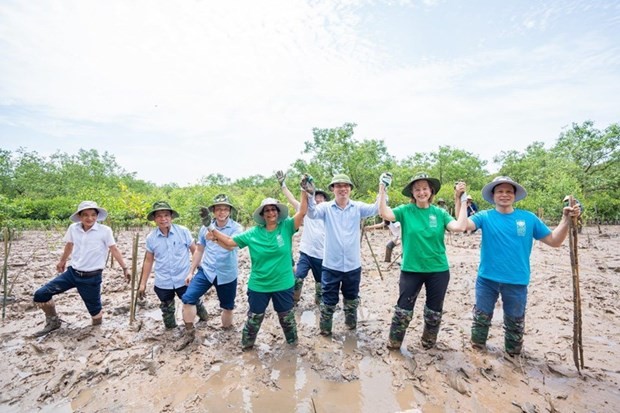 Kanni Wignaraja (fourth, left) joins local leaders and people in planting mangrove forests. 