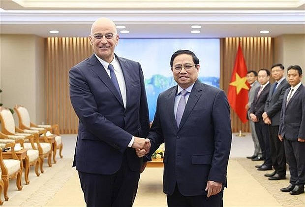 Prime Minister Pham Minh Chinh (right) and Greek Foreign Minister Nikolaos Dendias (Photo: VNA)