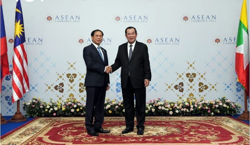 vietnamese foreign minister meets officials on amm 55 sidelines