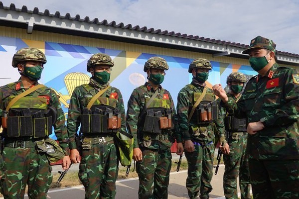 Lieutenant General Phung Si Tan, Deputy Chief of the General Staff of the Vietnam People’s Army encourages Vietnamese shooters at the International Army Games 2021 (VPA) (Photo: VNA)