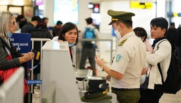 Passengers undergo security check at an airport. Photo: VNA