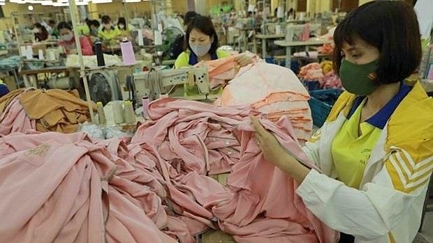 Making clothes at a garment company in Hanoi. Clothing is among the top 5 export products to UK markets. Photo: VNA