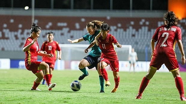 Vietnam (in red) play Australia in the final of the AFF U18 Women’s Championship 2022 on August 4. Photo: VNA