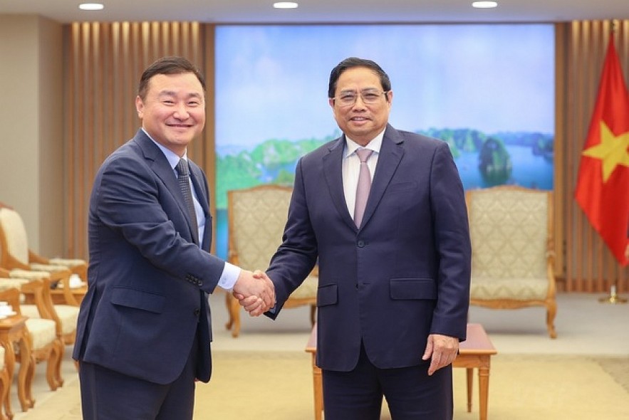 PM Pham Minh Chinh (R) receives Samsung Electronics CEO Roh Tae-Moon in Hanoi on August 5. Photo: VGP