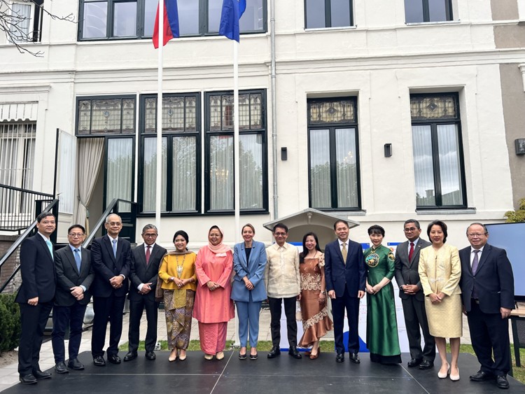 vietnams ambassador attends flag raising marking 55th anniversary of asean in the netherlands